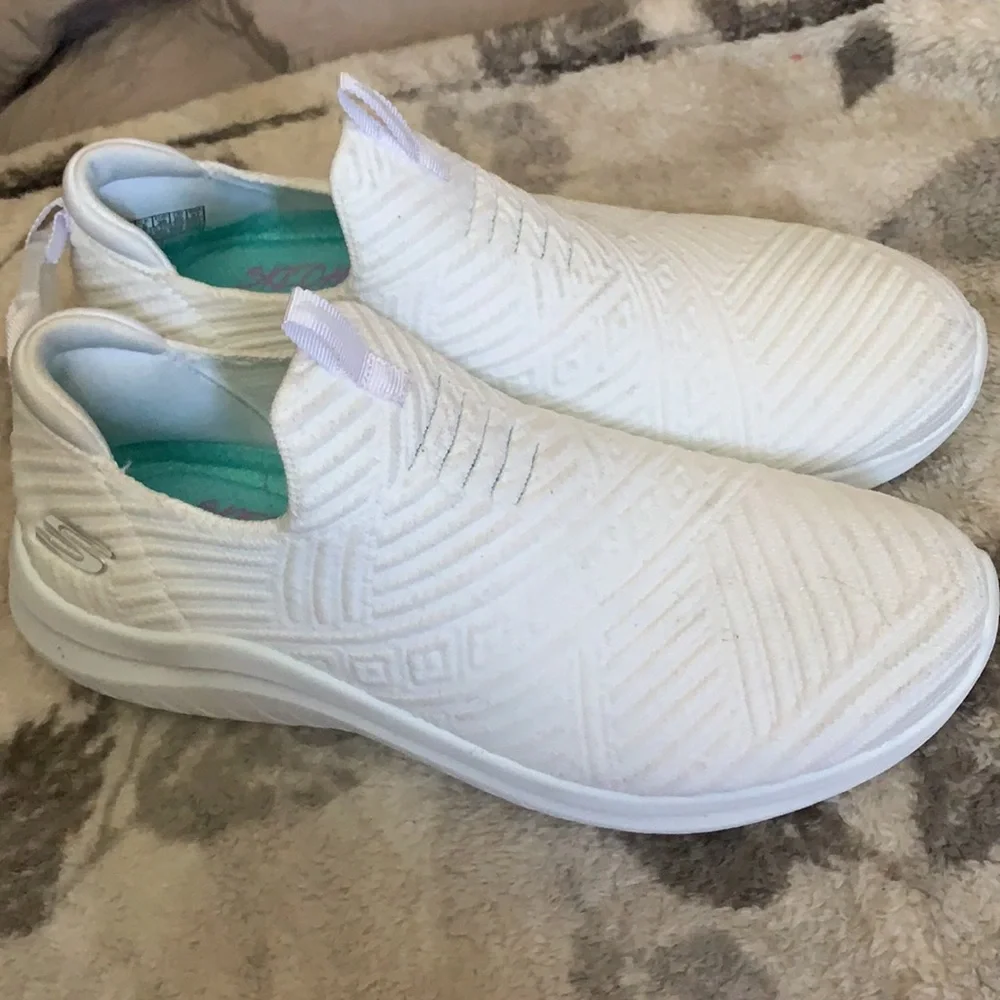Sketchers Size 8  slip on style comfy! - Picture 2 of 7